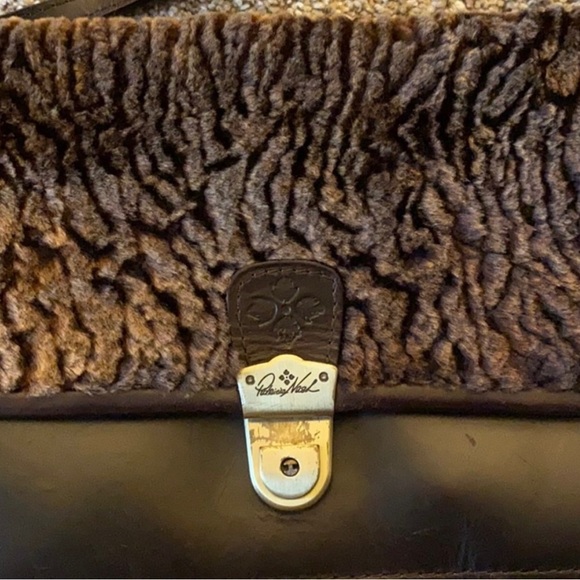 🔥NWT PRICE DROP Patricia Nash P14198 Sherpa Lanza Crossbody Leather Chocolat… - Picture 3 of 5